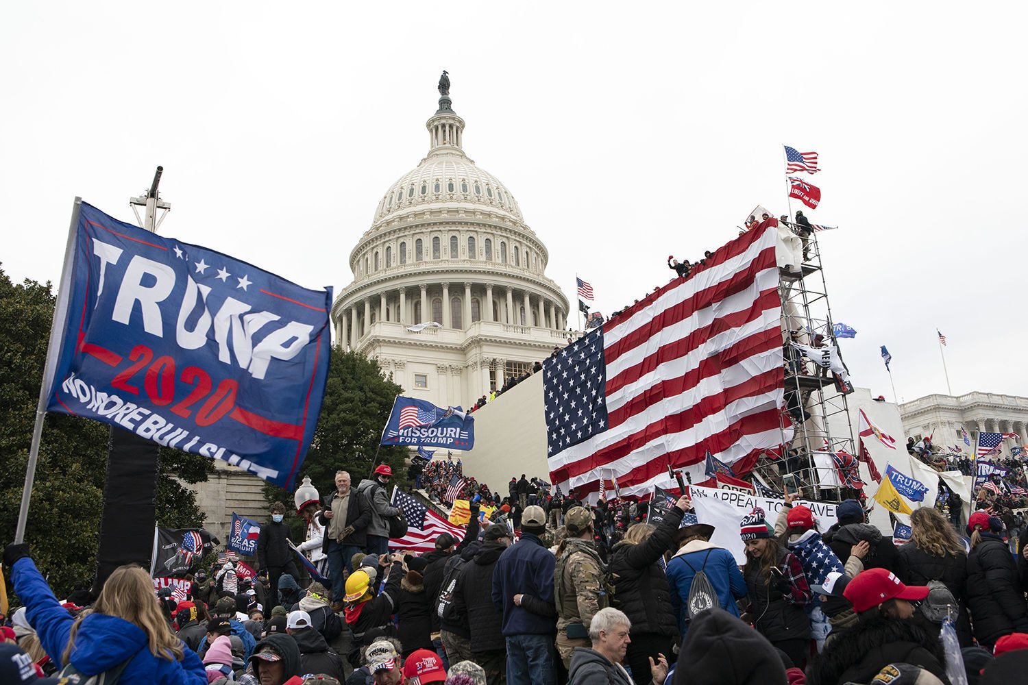 hires: Capitol riot, outside